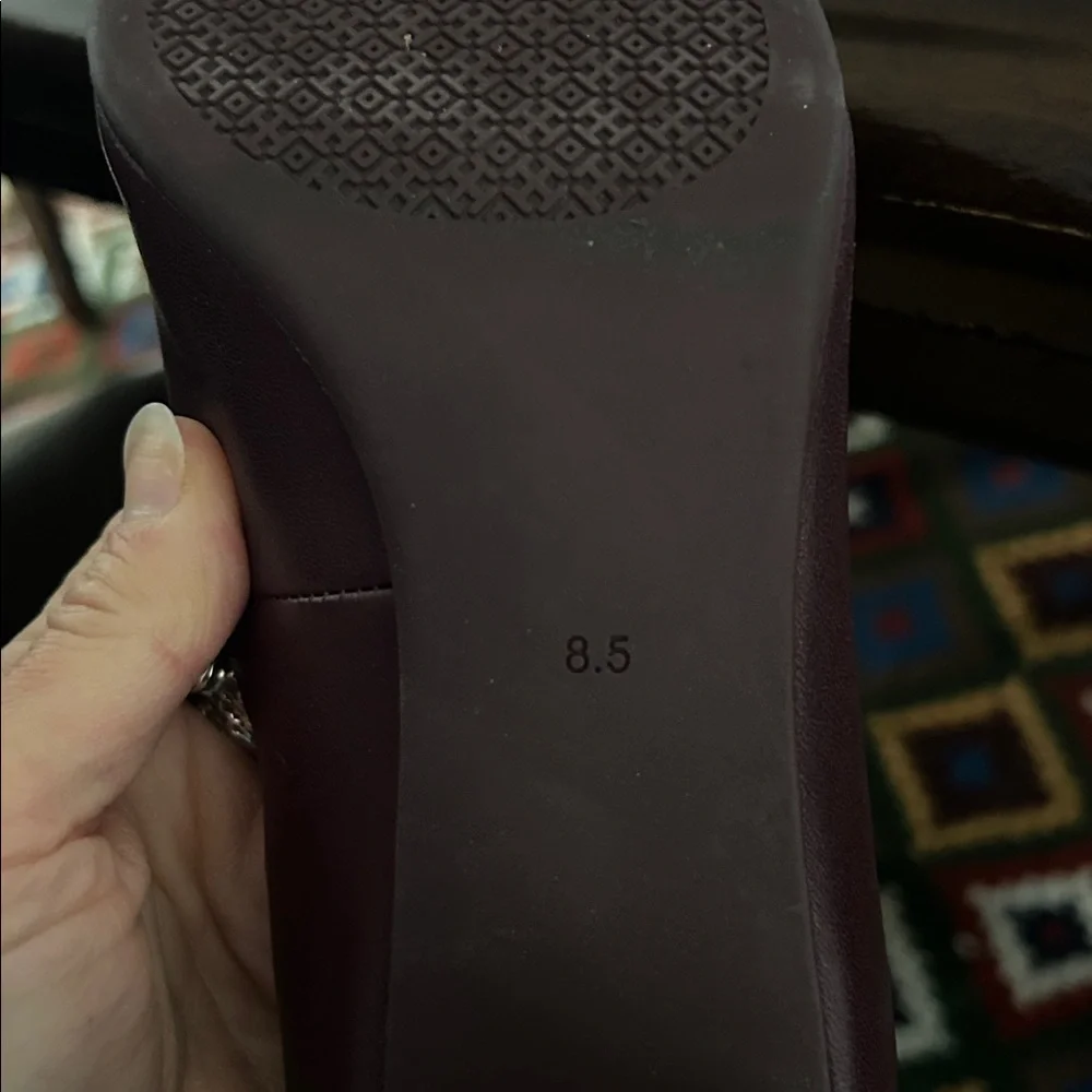 Tory Burch purple pumps with gold logo - Picture 11 of 11